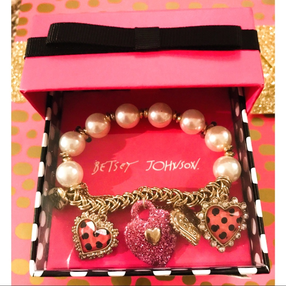 Betsey Johnson heart themed charm bracelet NIB